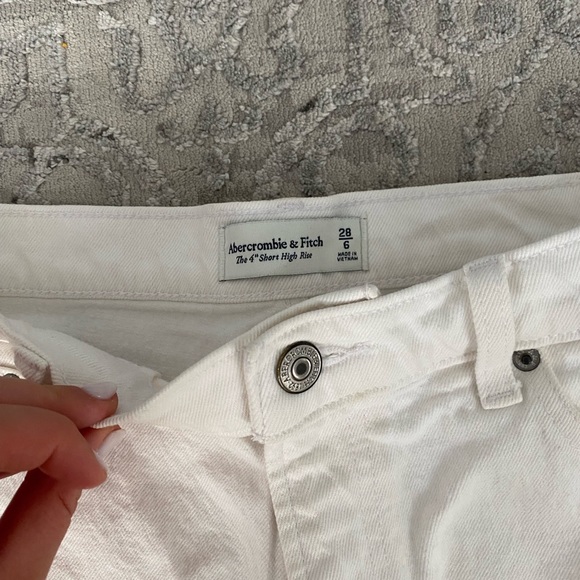 Abercrombie & Fitch white high rise shorts size 28 - Picture 2 of 3